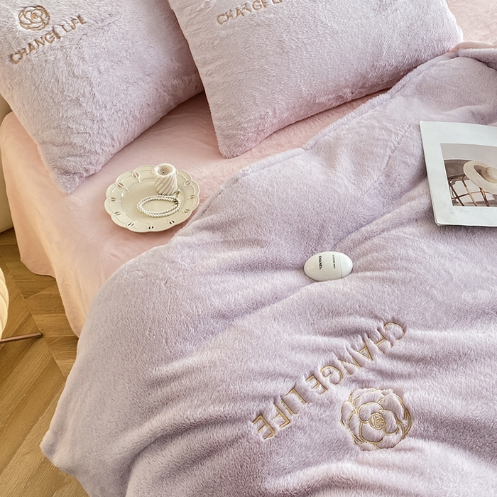 91家纺网 家纺一手货源 找家纺 澳梵 2023新款【山茶花】小香风刺绣兔兔绒牛奶绒四件 山茶花-紫粉