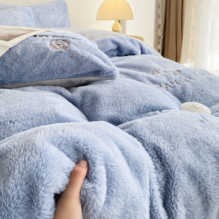 91家纺网 家纺一手货源 找家纺 澳梵 2023新款【山茶花】小香风刺绣兔兔绒牛奶绒四件 山茶花-雾霾蓝