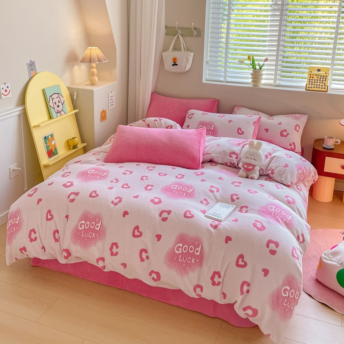 91家纺网 家纺一手货源 找家纺 三朵 2023新款牛奶绒小清新系列四件套 粉红豹