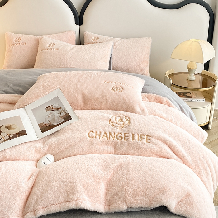 91家纺网 家纺一手货源 找家纺 澳梵 2023新款【山茶花】小香风刺绣兔兔绒牛奶绒四件 山茶花-粉灰