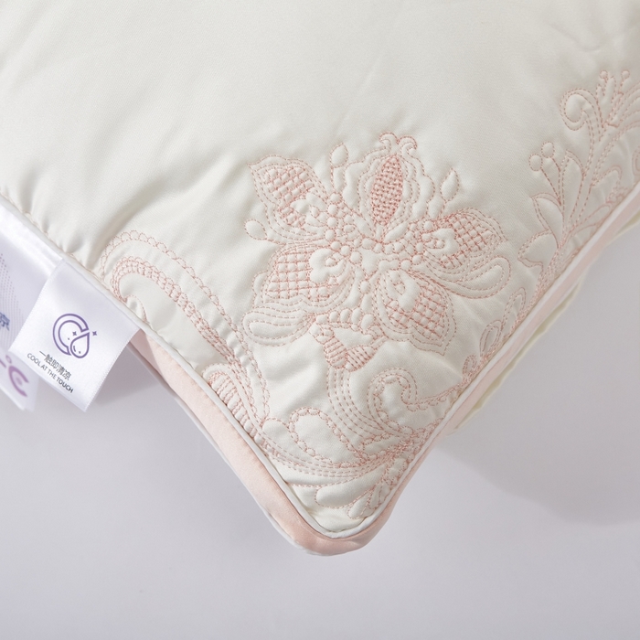 91家纺网 家纺一手货源 找家纺 （总）拾光枕芯 2023新款天丝粉红桃心枕枕头枕芯