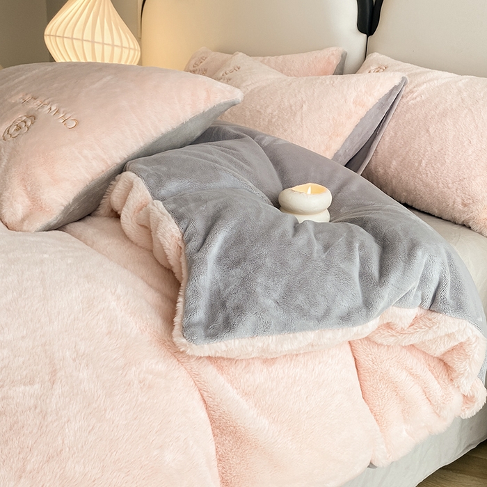 91家纺网 家纺一手货源 找家纺 澳梵 2023新款【山茶花】小香风刺绣兔兔绒牛奶绒四件 山茶花-粉灰