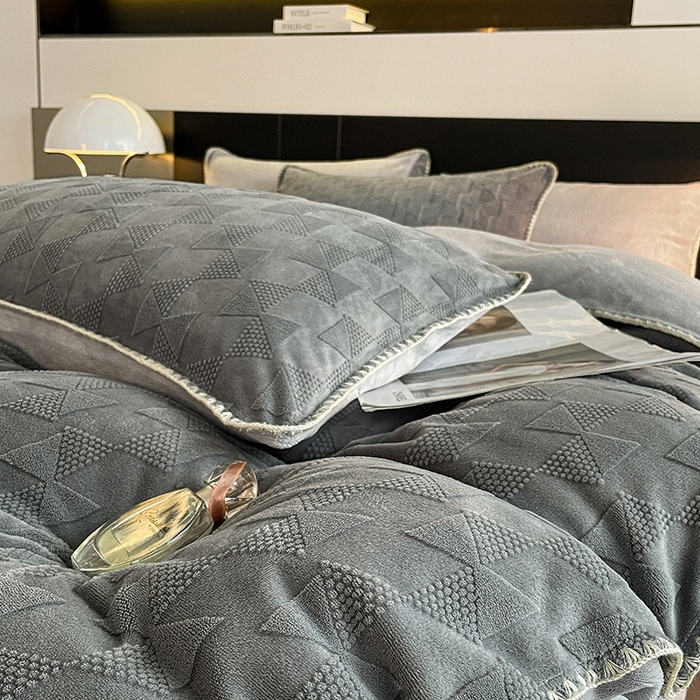 91家纺网 家纺一手货源 找家纺 澳梵 2023新款雕花牛奶绒贝壳边工艺四件套 威廉-深灰