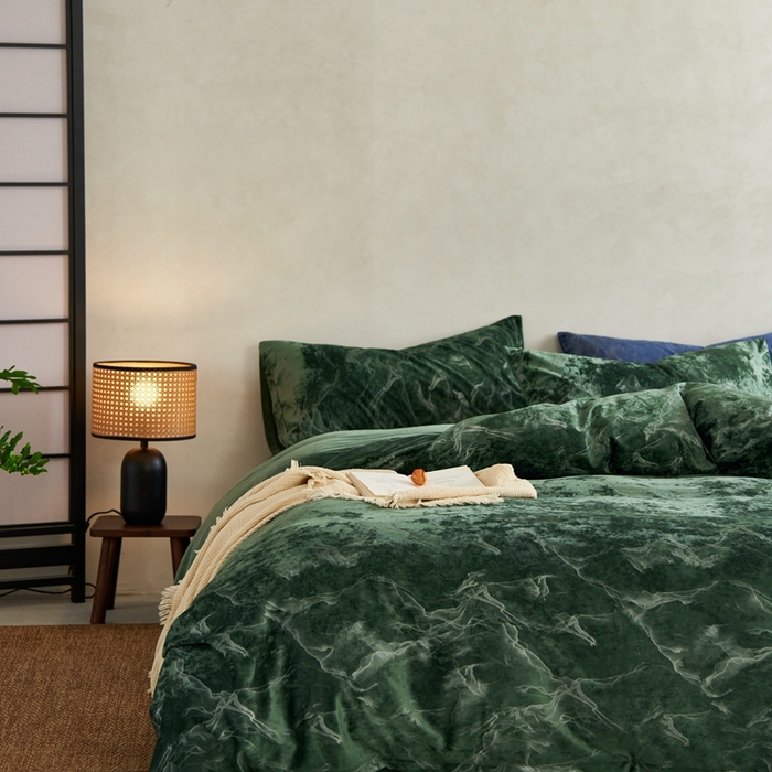 91家纺网 家纺一手货源 找家纺 安莱生活 2023年秋冬专版独创希腊绒天鹅绒烫银冰花四件套-银之光 银之光-墨绿