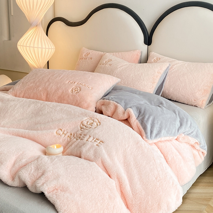 91家纺网 家纺一手货源 找家纺 澳梵 2023新款【山茶花】小香风刺绣兔兔绒牛奶绒四件 山茶花-粉灰