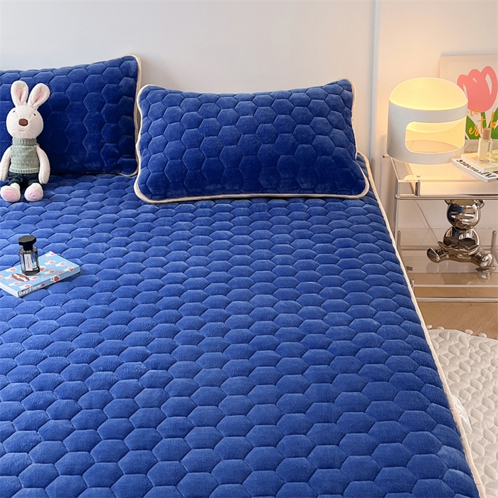 91家纺网 家纺一手货源 找家纺 梦舒羽 2025新款牛奶绒夹棉床笠床罩床单床盖床护垫套三件套 星空蓝