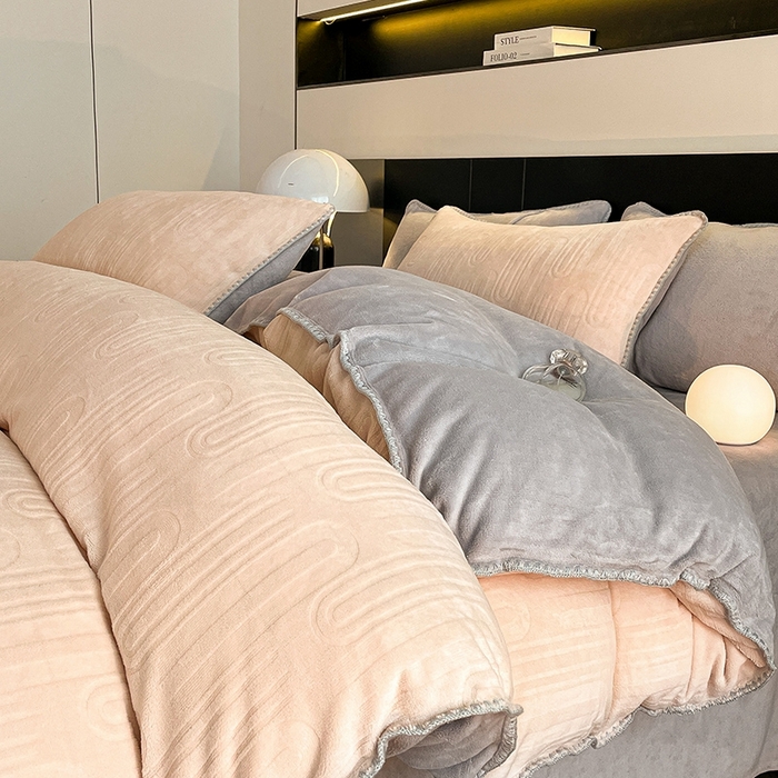 91家纺网 家纺一手货源 找家纺 澳梵 2023新款雕花牛奶绒贝壳边工艺四件套 律动-卡其