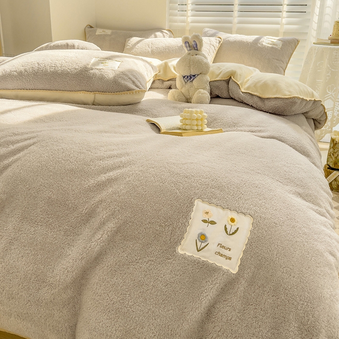 91家纺网 家纺一手货源 找家纺 蜜柚 2024新款暖阳绒牛奶绒贴标贝壳边四件套 花语-米灰