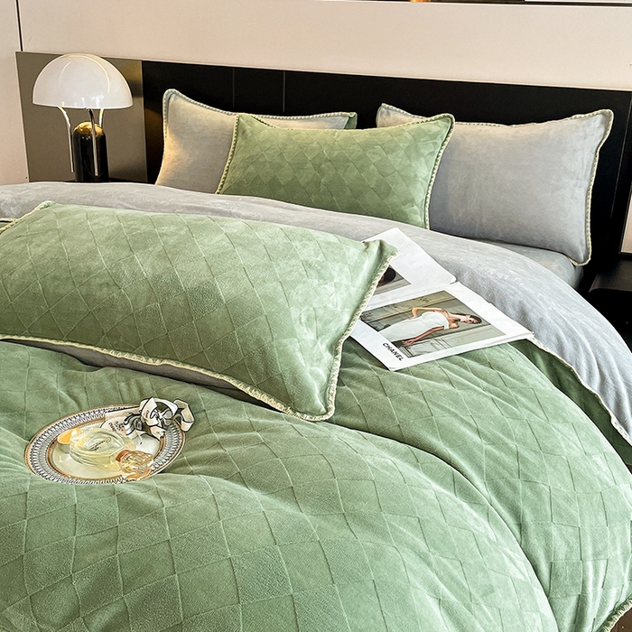 91家纺网 家纺一手货源 找家纺 澳梵 2023新款雕花牛奶绒贝壳边工艺四件套 简格-草绿