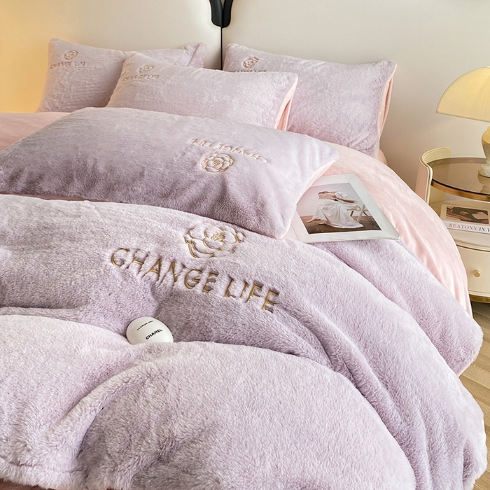 91家纺网 家纺一手货源 找家纺 澳梵 2023新款【山茶花】小香风刺绣兔兔绒牛奶绒四件 山茶花-紫粉