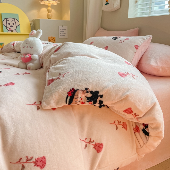 91家纺网 家纺一手货源 找家纺 三朵 2023新款牛奶绒小清新系列四件套 赫本女孩