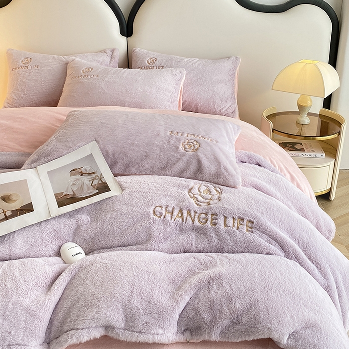 91家纺网 家纺一手货源 找家纺 澳梵 2023新款【山茶花】小香风刺绣兔兔绒牛奶绒四件 山茶花-紫粉