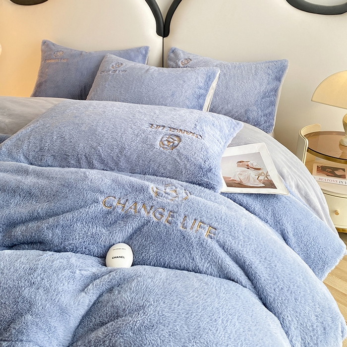 91家纺网 家纺一手货源 找家纺 澳梵 2023新款【山茶花】小香风刺绣兔兔绒牛奶绒四件 山茶花-雾霾蓝