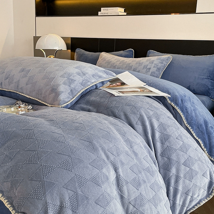 91家纺网 家纺一手货源 找家纺 澳梵 2023新款雕花牛奶绒贝壳边工艺四件套 威廉-雾霾蓝