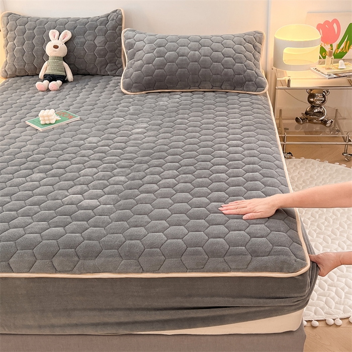 91家纺网 家纺一手货源 找家纺 梦舒羽 2025新款牛奶绒夹棉床笠床罩床单床盖床护垫套三件套 山茶灰