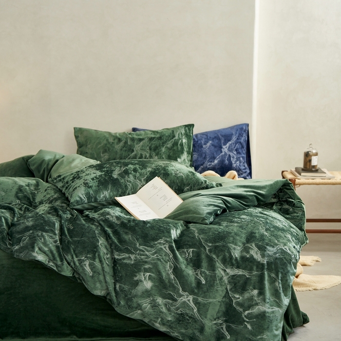 91家纺网 家纺一手货源 找家纺 安莱生活 2023年秋冬专版独创希腊绒天鹅绒烫银冰花四件套-银之光 银之光-墨绿