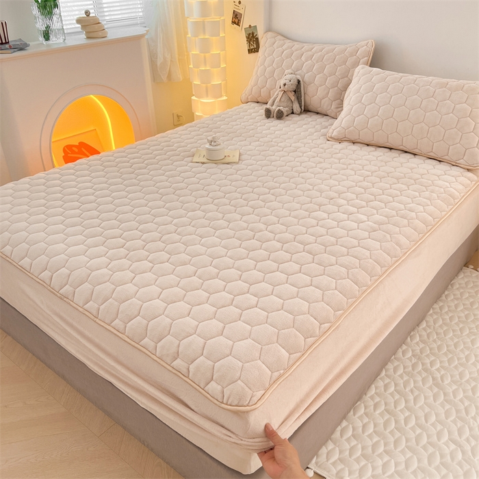 91家纺网 家纺一手货源 找家纺 梦舒羽 2025新款牛奶绒夹棉床笠床罩床单床盖床护垫套三件套 卡其米