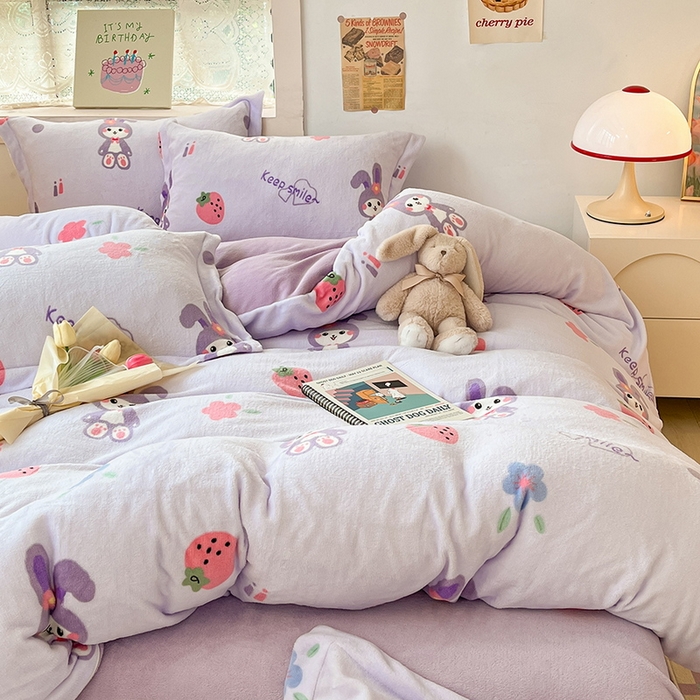 91家纺网 家纺一手货源 找家纺 丝羽坊 2023新款加厚小清新牛奶绒印花四件套单被套 草莓兔