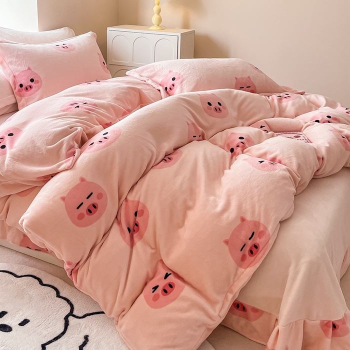 91家纺网 家纺一手货源 找家纺 呗旺鹿 2023新款高克重印花牛奶绒四件套直播 好运猪