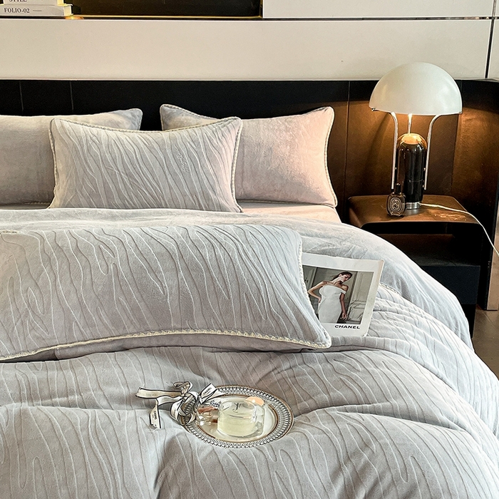 91家纺网 家纺一手货源 找家纺 澳梵 2023新款雕花牛奶绒贝壳边工艺四件套 林希-灰