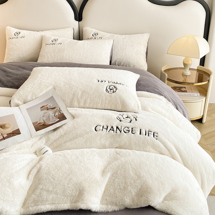 91家纺网 家纺一手货源 找家纺 澳梵 2023新款【山茶花】小香风刺绣兔兔绒牛奶绒四件 山茶花-雅白