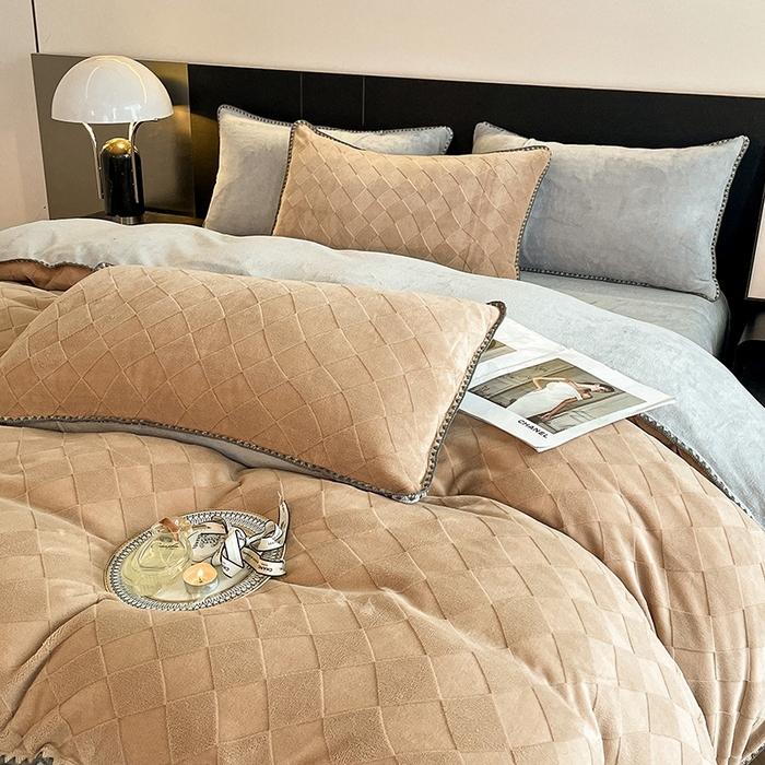 91家纺网 家纺一手货源 找家纺 澳梵 2023新款雕花牛奶绒贝壳边工艺四件套 简格-卡其