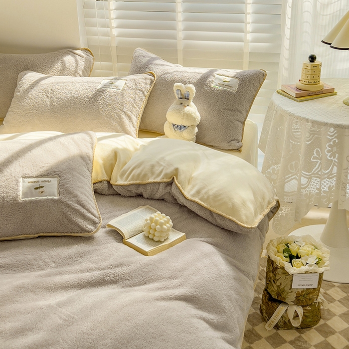 91家纺网 家纺一手货源 找家纺 蜜柚 2024新款暖阳绒牛奶绒贴标贝壳边四件套 花语-米灰