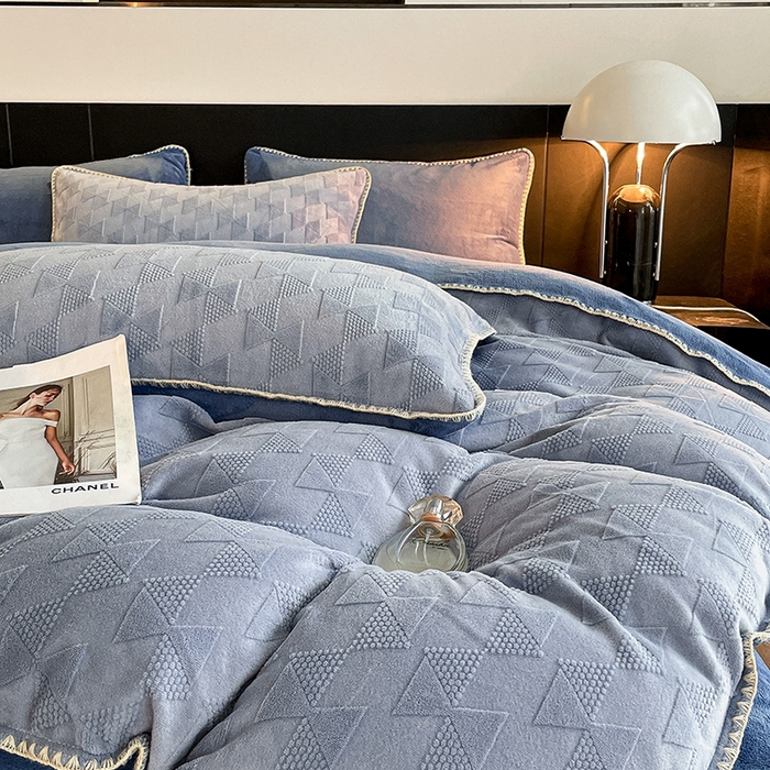 91家纺网 家纺一手货源 找家纺 澳梵 2023新款雕花牛奶绒贝壳边工艺四件套 威廉-雾霾蓝