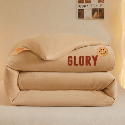 91家纺网 家纺一手货源 找家纺 爱屋及屋 2023新款纯色牛奶绒毛巾绣冬被 卡其色