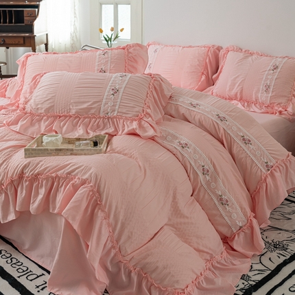 91家纺网 家纺一手货源 找家纺 你好美丽 2025新款泡泡纱刺绣花边四件套 泡泡纱-樱花粉
