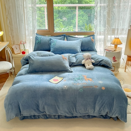 91家纺网 家纺一手货源 找家纺 恋佳 2023新款加厚保暖牛奶绒毛巾绣四件套 七彩鹿蓝色