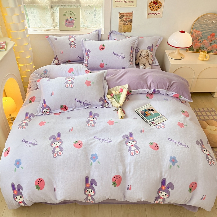 91家纺网 家纺一手货源 找家纺 丝羽坊 2023新款加厚小清新牛奶绒印花四件套单被套 草莓兔