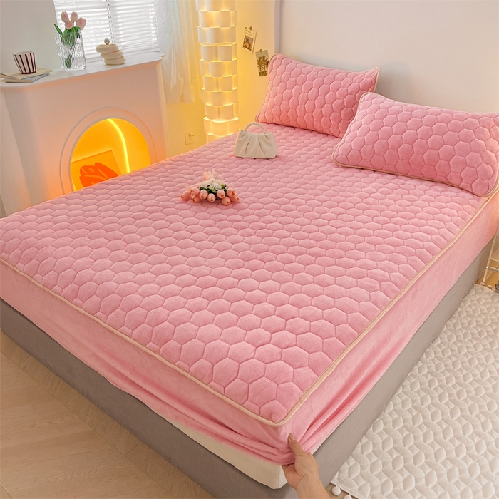 91家纺网 家纺一手货源 找家纺 梦舒羽 2025新款牛奶绒夹棉床笠床罩床单床盖床护垫套三件套 樱花粉