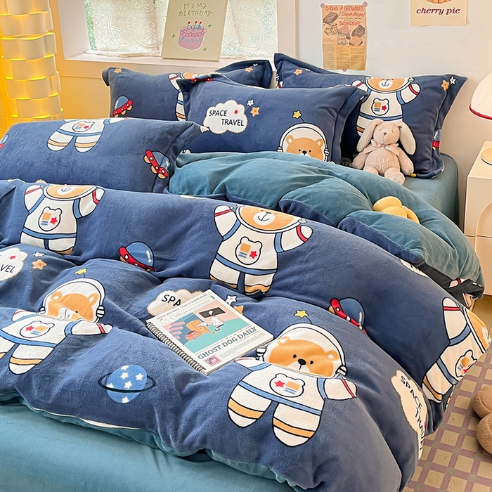 91家纺网 家纺一手货源 找家纺 丝羽坊 2023新款加厚小清新牛奶绒印花四件套单被套 漫游太空