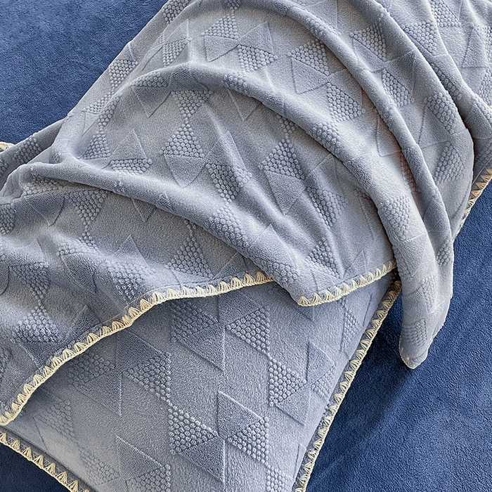 91家纺网 家纺一手货源 找家纺 澳梵 2023新款雕花牛奶绒贝壳边工艺四件套 威廉-雾霾蓝