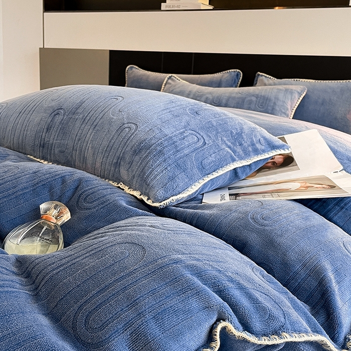 91家纺网 家纺一手货源 找家纺 澳梵 2023新款雕花牛奶绒贝壳边工艺四件套 律动-蓝