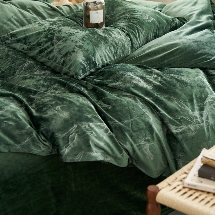 91家纺网 家纺一手货源 找家纺 安莱生活 2023年秋冬专版独创希腊绒天鹅绒烫银冰花四件套-银之光 银之光-墨绿