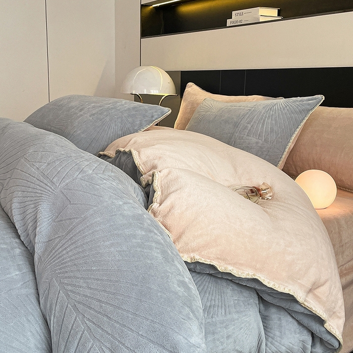 91家纺网 家纺一手货源 找家纺 澳梵 2023新款雕花牛奶绒贝壳边工艺四件套 贝拉-灰