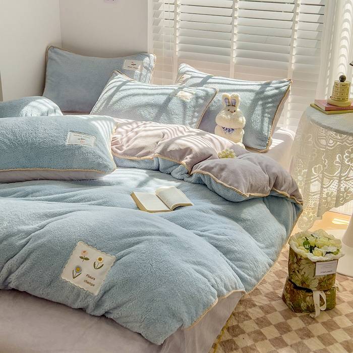 91家纺网 家纺一手货源 找家纺 蜜柚 2024新款暖阳绒牛奶绒贴标贝壳边四件套 花语-蓝灰