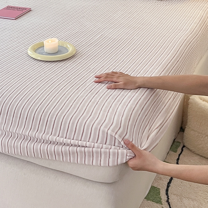 91家纺网 家纺一手货源 找家纺 三朵 2023年新款秋冬牛奶绒床笠 洛卡豆沙