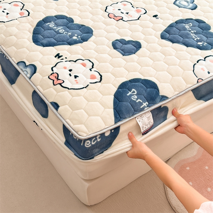 91家纺网 家纺一手货源 找家纺 梦舒羽 2025新款牛奶绒夹棉床笠床罩床单床盖床护垫套三件套 爱心兔