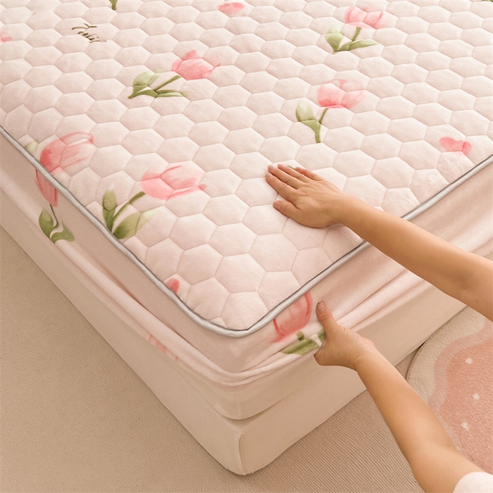 91家纺网 家纺一手货源 找家纺 梦舒羽 2025新款牛奶绒夹棉床笠床罩床单床盖床护垫套三件套 花语