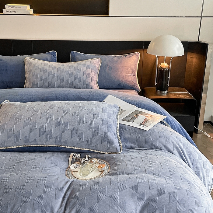 91家纺网 家纺一手货源 找家纺 澳梵 2023新款雕花牛奶绒贝壳边工艺四件套 威廉-雾霾蓝