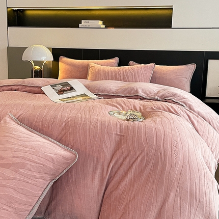 91家纺网 家纺一手货源 找家纺 澳梵 2023新款雕花牛奶绒贝壳边工艺四件套 林希-豆沙