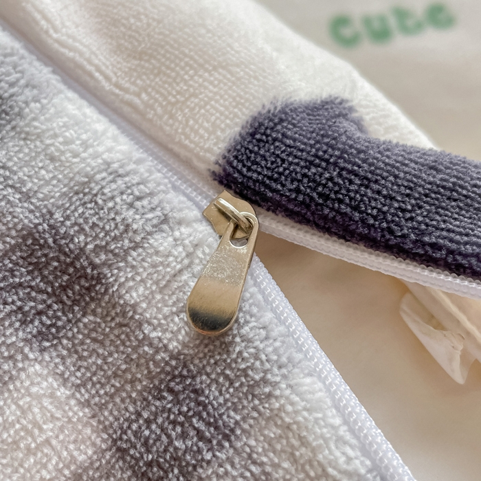 91家纺网 家纺一手货源 找家纺 三朵 2023新款牛奶绒小清新系列四件套 草莓熊