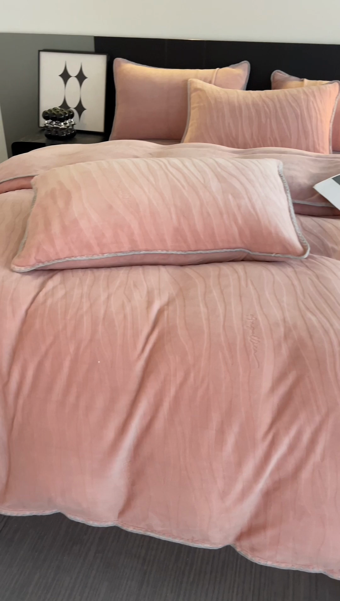 91家纺网 家纺一手货源 找家纺 澳梵 2023新款雕花牛奶绒贝壳边工艺四件套 林希-豆沙