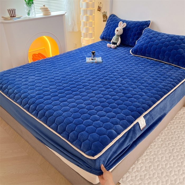 91家纺网 家纺一手货源 找家纺 梦舒羽 2025新款牛奶绒夹棉床笠床罩床单床盖床护垫套三件套 星空蓝