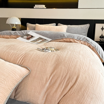 91家纺网 家纺一手货源 找家纺 （总）澳梵 2023新款雕花牛奶绒贝壳边工艺四件套