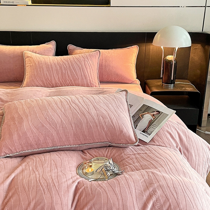 91家纺网 家纺一手货源 找家纺 澳梵 2023新款雕花牛奶绒贝壳边工艺四件套 林希-豆沙