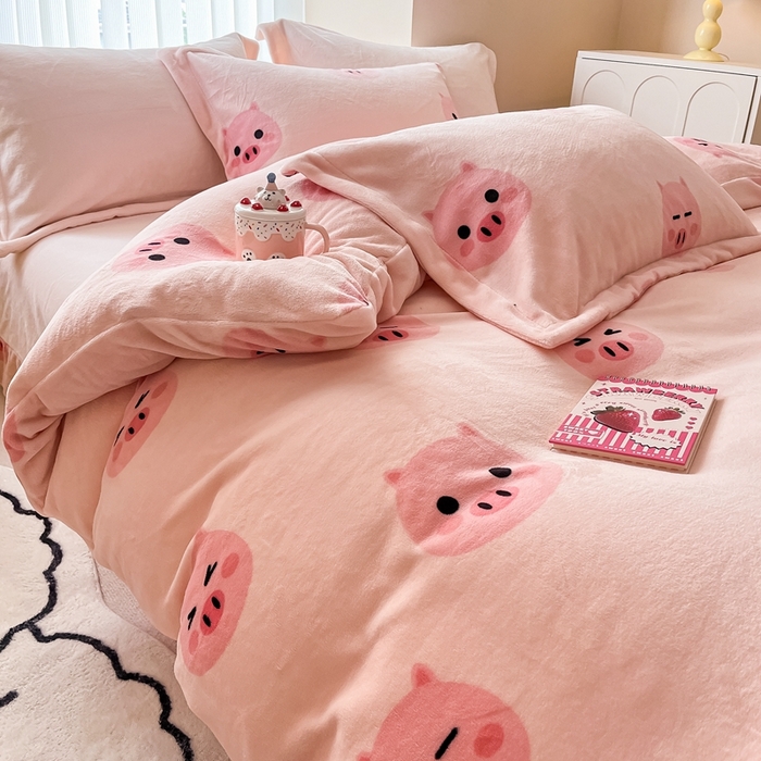 91家纺网 家纺一手货源 找家纺 呗旺鹿 2023新款高克重印花牛奶绒四件套直播 好运猪